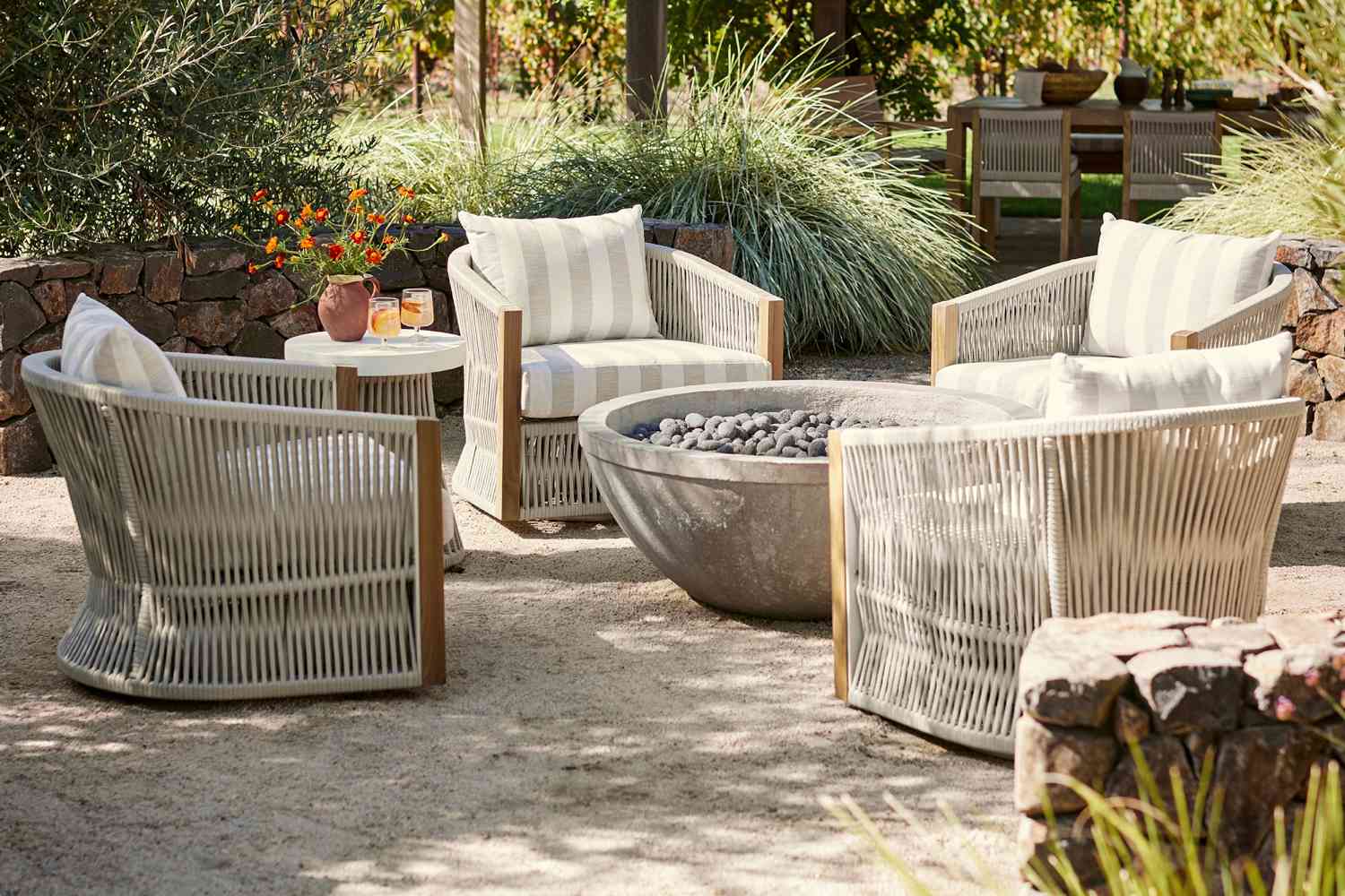 4 Cozy Ideas for Arranging Patio Furniture Around Your Fire Pit: The Best Layouts to Enhance Your Outdoor Space